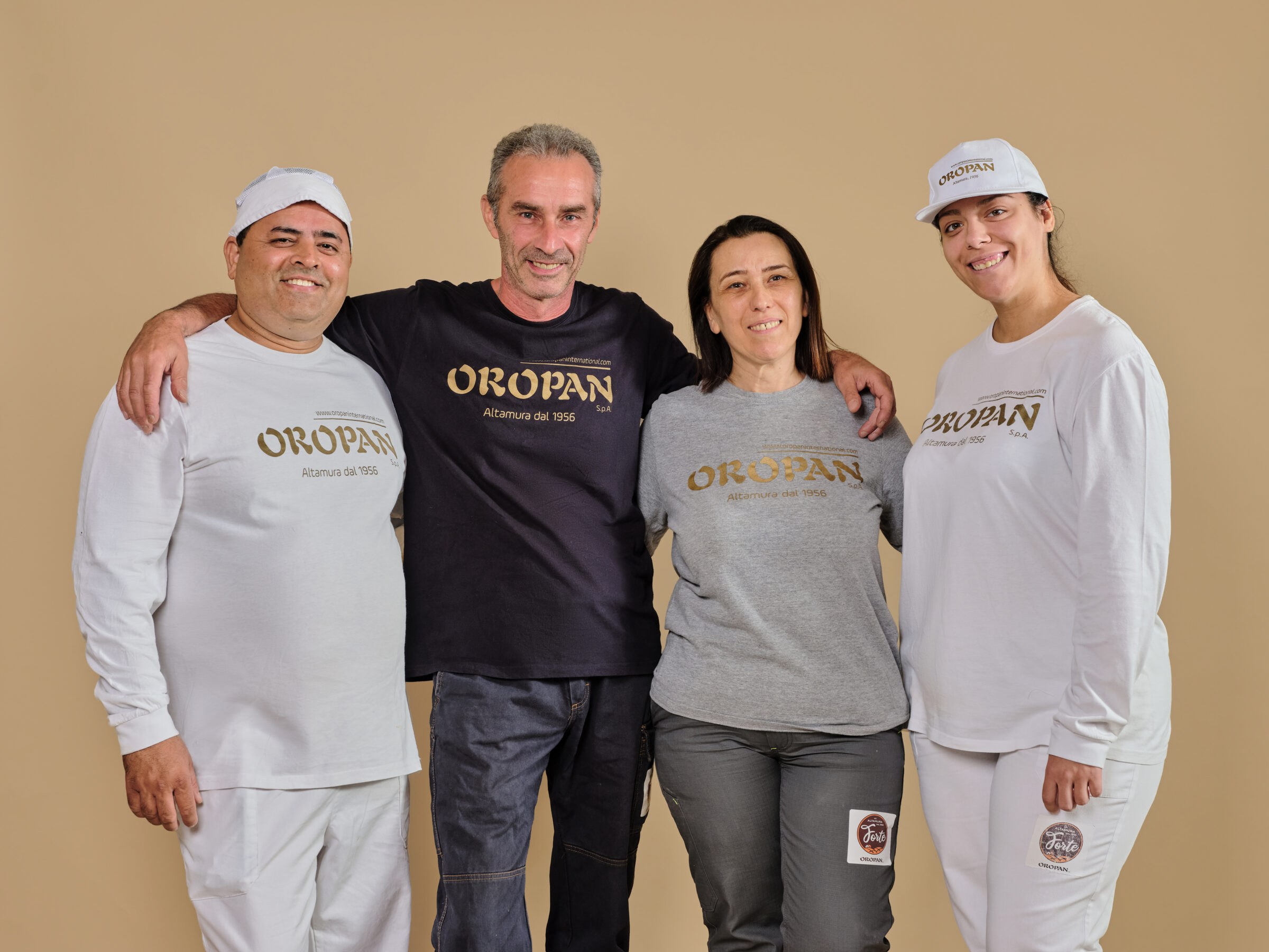 Quattro collaboratori Oropan abbracciati, con le magliette dell’azienda